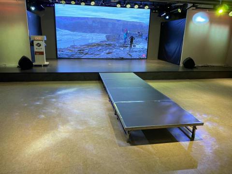 典典道具租借 - 延伸舞台板
NT$ 2000 ～ NT$ 3000
租金 : 2000元
尺寸：折合127.5*100*H30cm / 展開127.5*200*H30cm
規格：每組展開後為兩片舞台板
材質：多層防水塗層膠合板
說明：可多組拼接延伸
備註：舞台延伸 / 伸展走秀台 / 攝影高台 / 記者高台
輸出 :  平面輸出請於一周前寄出AI檔
     商品租借請洽業務窗口
公司電話： 0965-13966