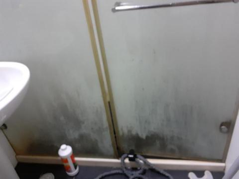 滿心家政服務 - 浴室玻璃皂垢施作前