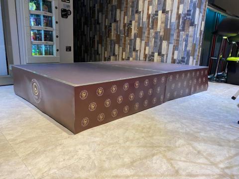 典典道具租借 - 延伸舞台板
NT$ 2000 ～ NT$ 3000
租金 : 2000元
尺寸：折合127.5*100*H30cm / 展開127.5*200*H30cm
規格：每組展開後為兩片舞台板
材質：多層防水塗層膠合板
說明：可多組拼接延伸
備註：舞台延伸 / 伸展走秀台 / 攝影高台 / 記者高台
輸出 :  平面輸出請於一周前寄出AI檔   
商品租借請洽業務窗口
公司電話： 0965-139663