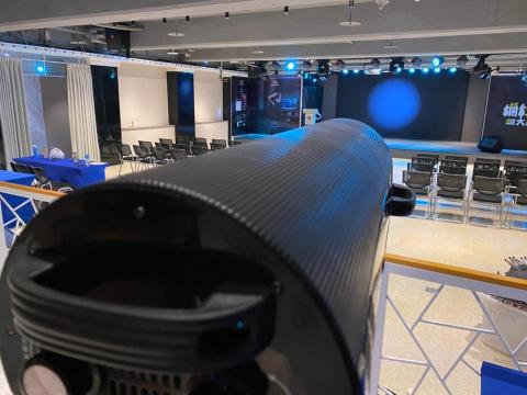 典典道具租借 - 聚光、追蹤、Follow燈
NT$ 2000
租金 : 2000元 
尺寸：總高140cm、長75cm
規格：亮度880Ｗ
顏色：白、粉紅、黃、淺藍、深藍、淺綠、深綠
說明：光圈大小及亮度都可調整
備註：論壇講座 / 派對活動 / 說唱藝術 / 舞台表演
     
     商品租借請洽業務窗口
公司電話： 0965-139663
                    0933-957700
