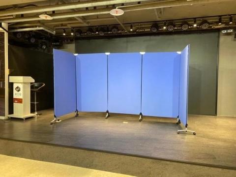 典典道具租借 - 活動屏風 (單片)
NT$ 400
租金：400元
尺寸：長100cm、高190cm。
規格：可單片使用、多片拼接(一字型、ㄇ字形、M字形)
備註：空間分隔 / 展覽活動 / 畫展攝影展 / 偶像活動
     
     商品租借請洽業務窗口
公司電話： 0965-139663
                   0933-957700