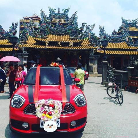 Happy  time  MINI禮車 - 今天的婚禮既開心又溫馨，回頭率破表?，攝影師激動，雲林鄉親也激動，我們Happy time Mini  禮車破除萬難，在平日召集五輛紅色小咪來共襄盛舉，讓整個婚禮氣氛拉到最高潮，可愛~可愛~
還是可愛?。在朝天宮前，受到神的祝福，必定白頭偕老，永浴愛河，見證愛的祝福，你也可以選擇不一樣的婚禮
新郎帥氣又活潑，新娘美麗又溫柔，天作之合的兩人，在可愛與歡笑中共結連理，也很開心能分享到他們的喜氣?