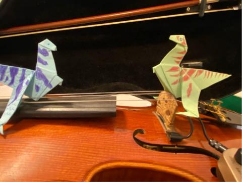 鄭老師小提琴教學 - 學生做的恐龍搭配提琴