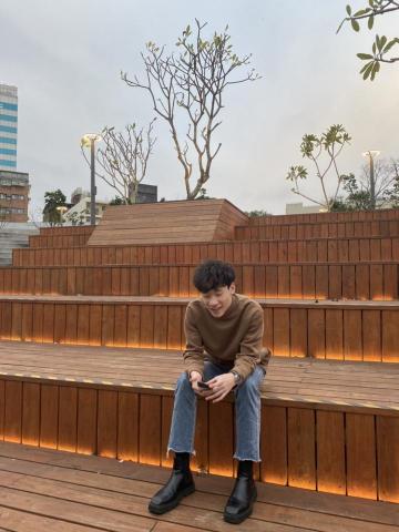 提供初學者吉他服務的專家羅兆邦