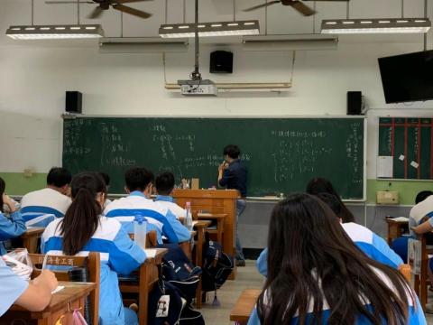 Alan專業數學家教 - 時間：2019年/09月~2020年/02月 (6個月)
地點：海青工商
課程：高一數學課程

參與 素養導向課程實踐
擔任 數學科代課老師
負責 教授高一數學