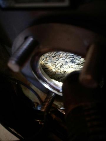 征匞科技有限公司 - 儲熱式電熱水器水垢-清潔前