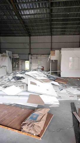 朝暮拆除工程行 - 石膏板隔間拆除中