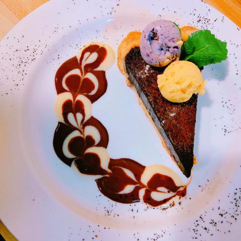 ILIOS異國料理.甜點 - 巧克力塔搭手作冰淇淋