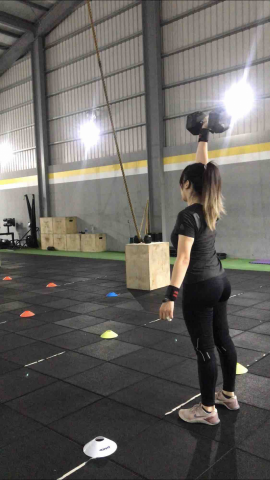 Alice 艾莉絲 獅獅 - One arm overhead walking lunge 