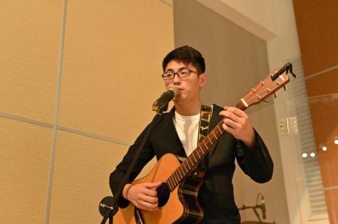 汪浩中 - 敬拜時的服事