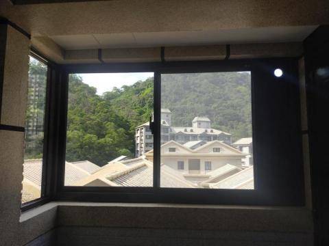 品信鋁門窗 - 新店伴山別墅陽台窗(施工後) 品信鋁門窗 - 新店伴山別墅陽台窗(施工後)