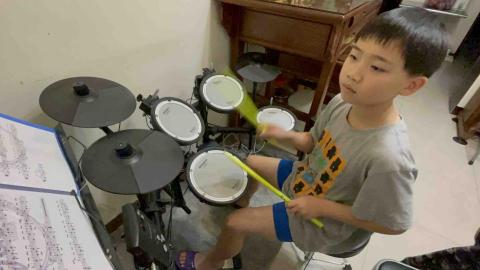 胡乃文 - 完成一首曲子照片留念