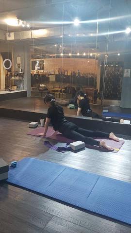 Holly Lu - 上犬式