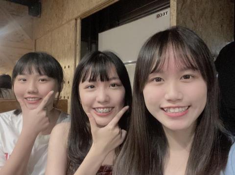 莊浥岫 - 左右分別為國三學生，慶祝考完會考，恭喜他們考上護專！