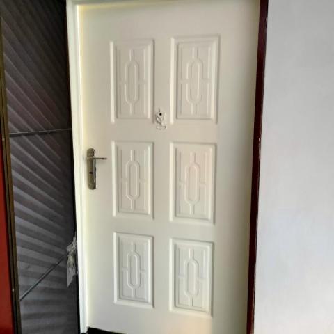 七彩油漆工程 - * 硫化銅大門暗紅色改成象牙白 *