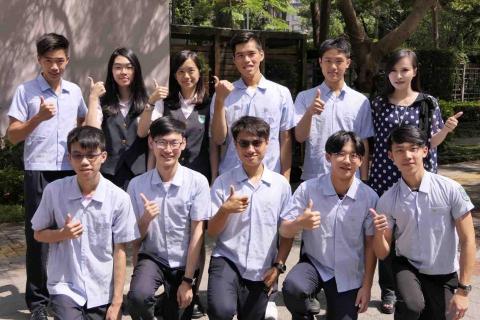 莊子逸 - 薇閣戊班應屆錄取台大醫科合影（後排中間）