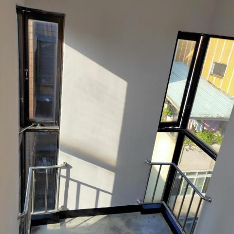 七彩油漆工程 - 樓梯間刷新