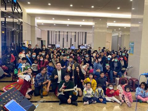 生活音樂Life Music - 社區聖誕活動企劃
樂團、主持、節目安排、佈置、燈光音響一手包辦