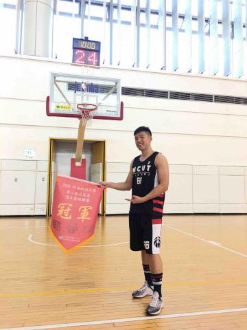 柯教練訓練營 - 校際盃冠軍,一場比賽的勝利,不只建立在個人,更是建立在團隊,但你可以成為團隊中的佼佼者,成為帶給隊友幫助,引導球隊輸贏的走向。 柯教練訓練營 - 校際盃冠軍,一場比賽的勝利,不只建立在個人,更是建立在團隊,但你可以成為團隊中的佼佼者,成為帶給隊友幫助,引導球隊輸贏的走向。