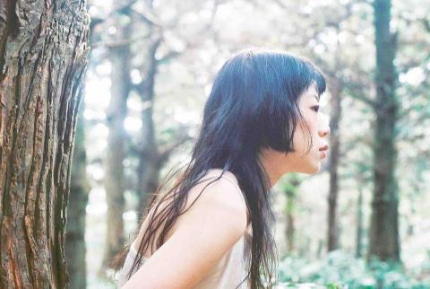 Merc稘底片人像藝術攝影創作工作室 - 《有的時候，我們都只是地球母親的小寶貝》
「把所有的負能量化為森林所需的土壤，我想我的負能量都一定是二氧化碳吧，滋養著大樹，大樹庇蔭著我」