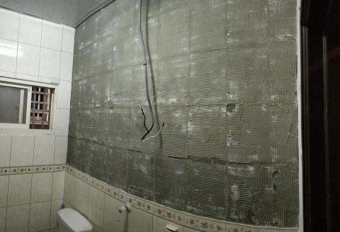 邱鳴德 - 浴室磁磚隆起修繕