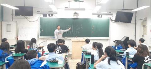 黃政瑋 - 圖為受高中班導邀請,回母校分享唸書經驗時所攝。初入高中時成績並不亮眼,在找到正確讀書方法後才順利躋身頂大,並沿用此法在競爭激烈的台大轉學考中脫穎而出。 黃政瑋 - 圖為受高中班導邀請,回母校分享唸書經驗時所攝。初入高中時成績並不亮眼,在找到正確讀書方法後才順利躋身頂大,並沿用此法在競爭激烈的台大轉學考中脫穎而出。