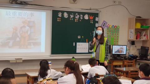 鄭佳珍 - 在國小生命教育。瞭解現在孩子們的想法，生活中的困難與壓力來源，將好的品德與生活態度帶給他們，期盼能影響他們的一生。