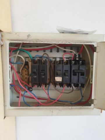 建傑水電 - 開關箱整理前