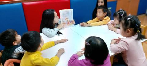 鄭佳珍 - 在教會的兒童主日學。說故事給學齡前的孩子們聽。