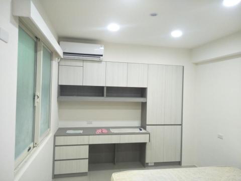 葉光銘 光木業室內裝潢 - 小孩的房間，簡潔明亮。不做多餘無用的設計，一張大書桌，最能幫助小孩專心唸書。