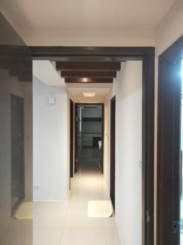 葉光銘 光木業室內裝潢 - 走到天花板採用柵欄的設計方式，同時對應門片的色系。柵欄的間距很重要，太近會有緊張的壓迫感；太遠會零碎感。距離分配得好就會是舒適的走道。