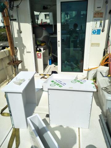 葉光銘 光木業室內裝潢 - 將工廠組合好的櫃體抽體都搬到船上，準備組合固定