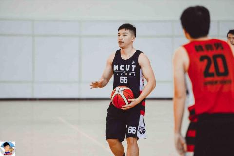 柯教練訓練營 - 比賽中觀察隊友的走位,除了自己投籃切入得分,如何正確導傳球,帶領隊友,贏得比賽更是籃球比賽有趣的地方。 柯教練訓練營 - 比賽中觀察隊友的走位,除了自己投籃切入得分,如何正確導傳球,帶領隊友,贏得比賽更是籃球比賽有趣的地方。