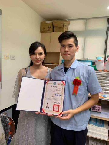 莊子逸 - 薇閣高中數學資優班導師授予畢業證書