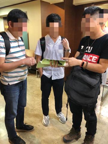 莉亞老師的俄語課 - 學生們課後不急著回家，開心討論。