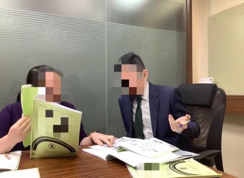 莉亞老師的俄語課 - 課堂上學生們分組對話。