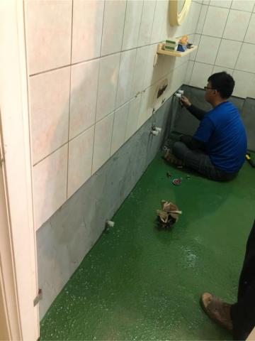 厝的醫生(姚宗佑) - 廁所防水層施作後再進行磁磚臉貼及衛浴設備裝置
