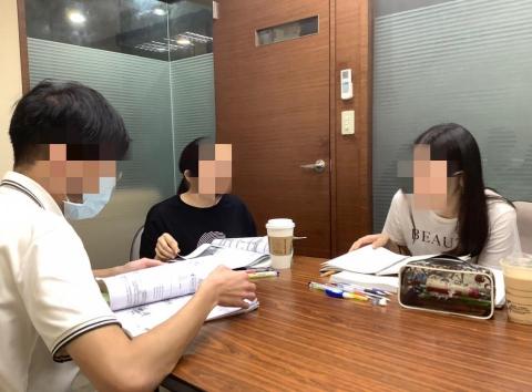 莉亞老師的俄語課 - 課堂上學生分組遊戲討論。