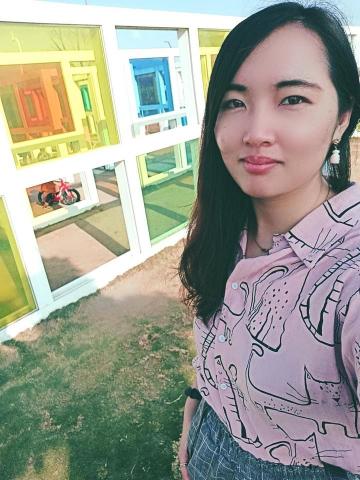 提供衝浪人服務的專家小資女向前衝