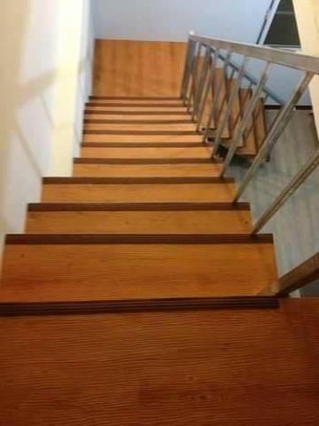 永春窗簾,塑膠地板 - 塑膠地磚克服了各種硬式地磚缺点，特色是：(經濟兼美觀)，(耐用)，(好保養)，(施工快)，(防水，腳感舒適)一般地面都可貼，漂亮仿真木紋地板也可貼(樓梯)，增加美感
,質感，實在物超所質，
其最大特點是：經濟(一般木地板是價位較高的)，好保養(不用固定打臘，拖把拖就很乾淨)，耐磨，防水性，施工方便，可直接鋪設更換，
 ~工廠直營~回饋顧客
&nbsp;&nbsp;&nbsp;&nbsp;&nbsp;&nbsp;一通電話就(免費)到府,丈量.估價、