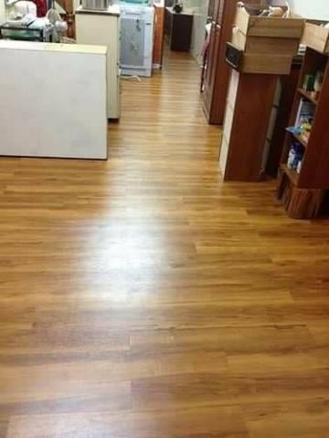 永春窗簾,塑膠地板 - 塑膠地磚克服了各種硬式地磚缺点，特色是：(經濟兼美觀)，(耐用)，(好保養)，(施工快)，(防水，腳感舒適)一般地面都可貼，漂亮仿真木紋地板也可貼樓梯，櫃台面，增加美感
.質感，實在物超所質，
其最大特點是：經濟(一般木地板是價位較高的)，好保養(不用固定打臘，拖把拖就很乾淨)，耐磨，防水性，施工方便，可直接鋪設更換，
 ~工廠直營~回饋顧客
&nbsp;&nbsp;&nbsp;&nbsp;&nbsp;&nbsp;一通電話就(免費)到府,丈量.估價,設計,