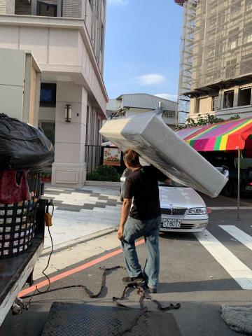 溫心搬家 - 單手舉起??