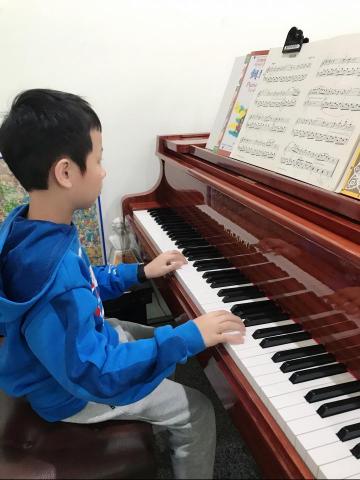 王韵婷-專業鋼琴、樂理教學 - 潘X新同學鋼琴課上課實況
