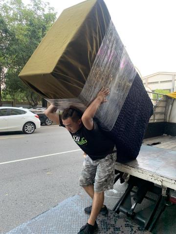 溫心搬家 - 師傅獨立背起書櫃??