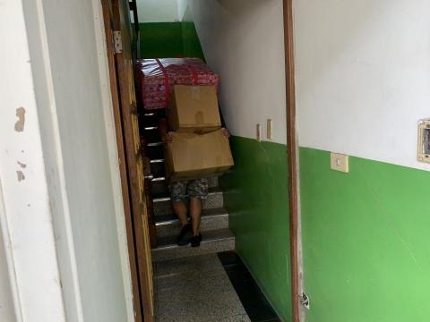 溫心搬家 - 爬樓梯囉！！