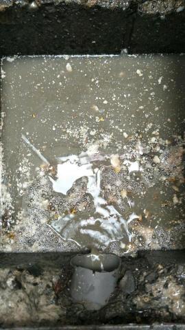 征匞科技有限公司 - 從排水管洗出導致阻塞的油塊