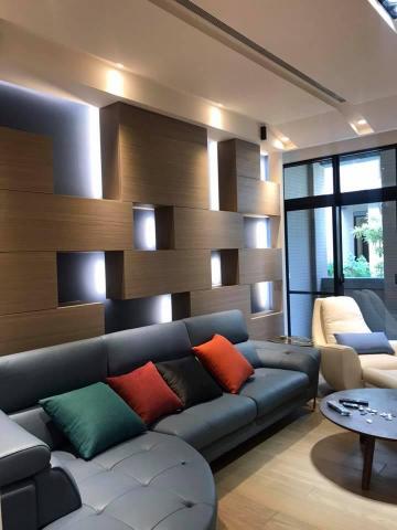 VergilWang - 簡單兼具收納與美觀的沙發背牆設計，讓背後空間有效利用不單調