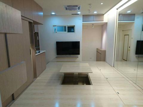 VergilWang - 一應具全的小空間，瑜珈需求的大面積鏡子，襯托出延伸感