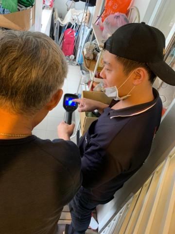 錦洋工程行 - 檢測漏水，並和客戶解說中