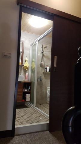 黃嘉文 - 因浴室空間有限，因應業主要求，改成外掛拉門，讓浴室內的空間更加開闊。